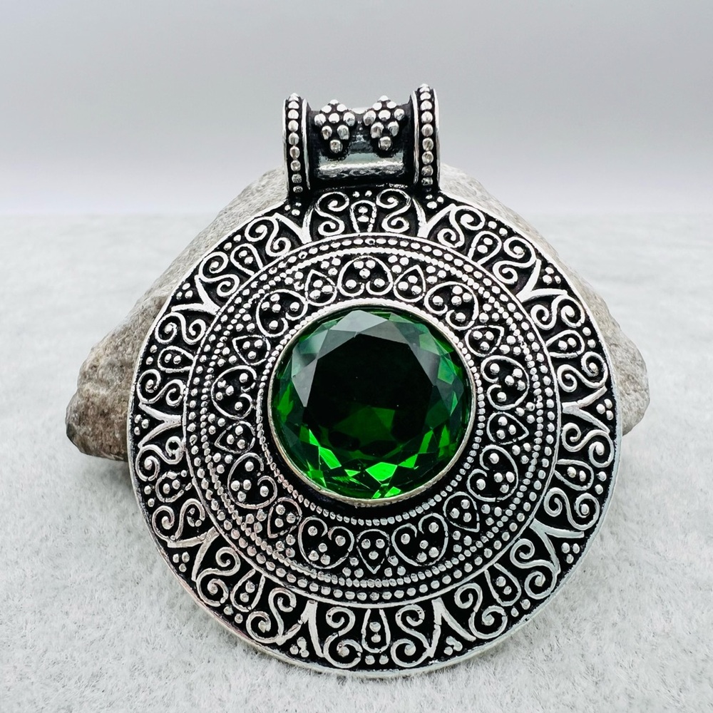 GREEN QUARTZ PENDANT